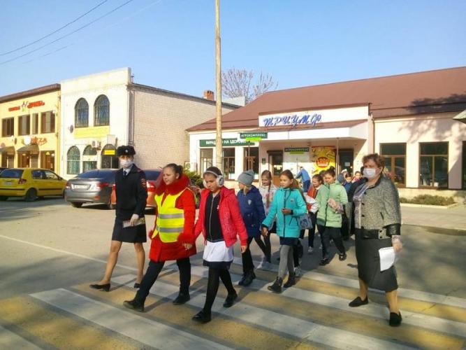 Славянские полицейские и общественники провели пешеходную экскурсию для школьников