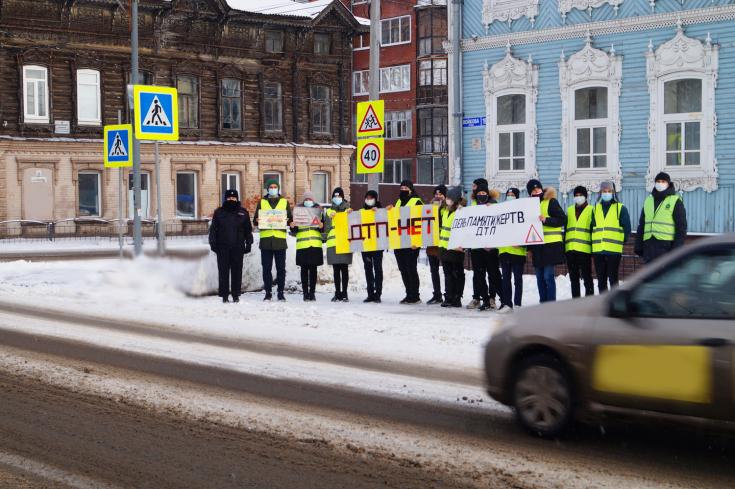 В Томске сотрудники ГИБДД, школьники и общественники провели акцию в память о погибших в ДТП