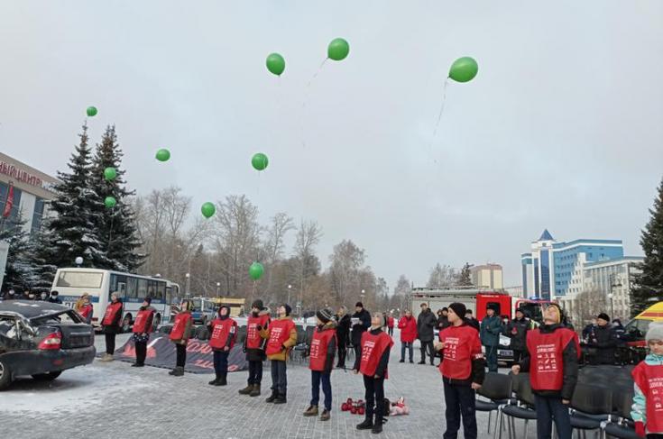 В Тюмени запустили в небо шары с именами погибших в ДТП детей
