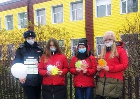 На территории г. Починок сотрудники Госавтоинспекции и волонтеры отряда «Твори добро» провели профилактическую акцию «Жизнь бесценна!»