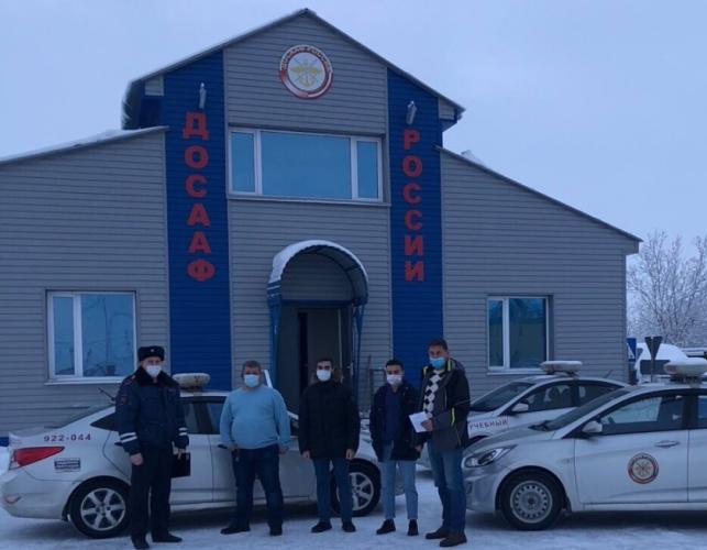 Автоинспекторы Нового Уренгоя провели профилактические беседы с будущими водителями