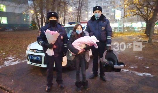 Инспекторы ДПС подарили автокресло жительнице РТ, у которой приняли роды в авто.