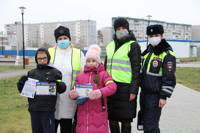 В Свердловской области сотрудники ГИБДД разместили на одежде младшего поколения дорожные «светлячки»