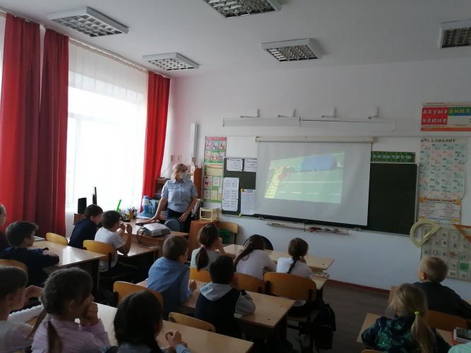 Сотрудники ГИБДД Чесменского района побеседовали со школьниками о дорожной безопасности