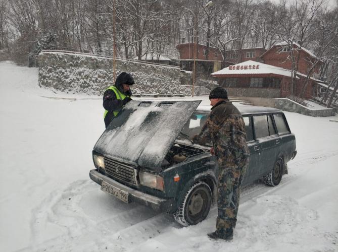 ГИБДД призывает водителей подготовить свои автомобили к движению в зимних условиях и быть особенно осторожными в непогоду