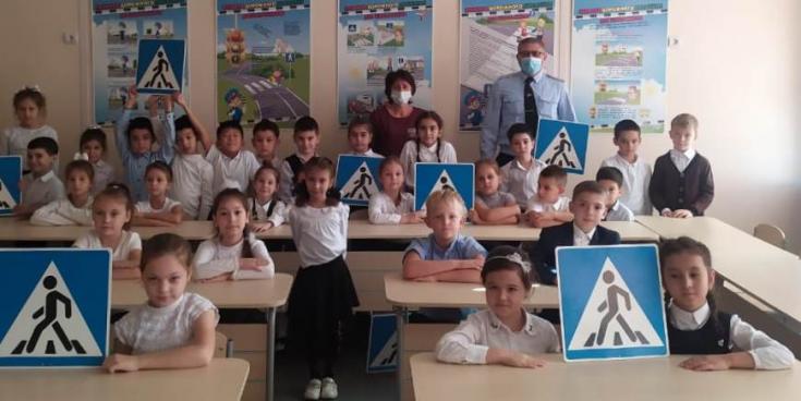В Адыгее госавтоинспекторы рассказали детям о пользе световозвращающих элементов