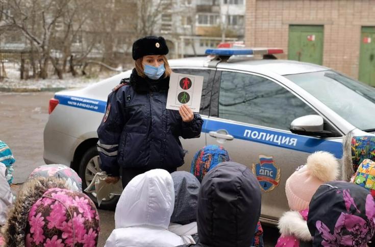 Новгородские дошкольники в интерактивном формате смоделировали образец безопасного поведения на дороге