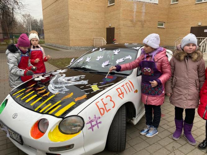 В Московской области школьники создали памятную инсталляцию накануне Всемирного дня памяти жертв ДТП