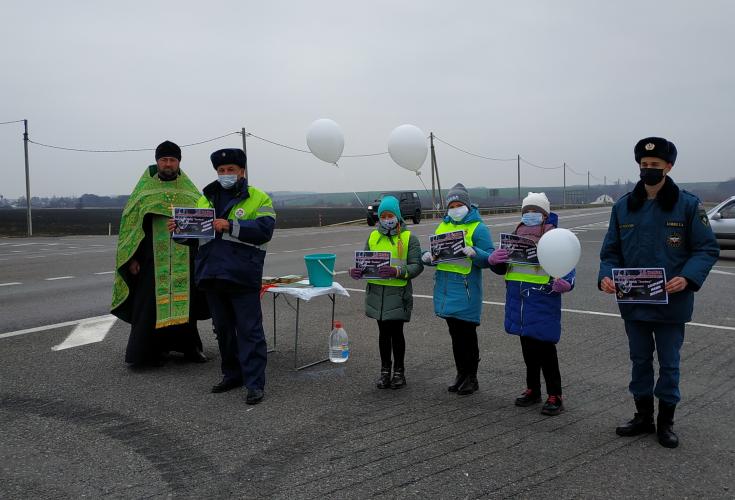 В Свердловском районе сотрудники Госавтоинспекции, участники отряда ЮИД «Знайки» и представитель русской православной церкви организовали профилактическое мероприятие