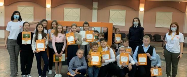 Лаборатория безопасности продолжает обучать новоуренгойских школьников Правилам дорожного движения