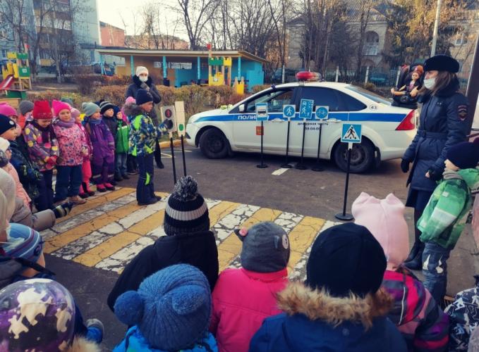 В Твери инспекторы ГИБДД провели практическое занятие с дошкольниками