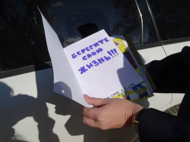 Сотрудники керченской Госавтоинспекции вместе с почтальонами доставляют детские открытки с пожеланиями соблюдать ПДД пожилым горожанам