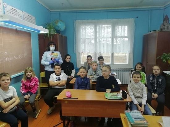 Сотрудники Госавтоинспекции в Андреапольском районе рассказали детям о безопасности