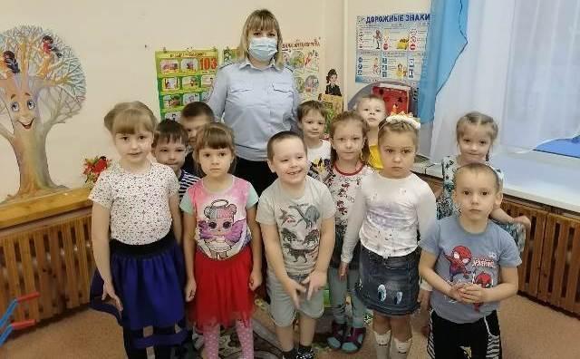 В Свердловской области во Всемирный день ребенка сотрудники ГИБДД провели игры, фоточелленджи, мастер-классы и онлайн-беседы