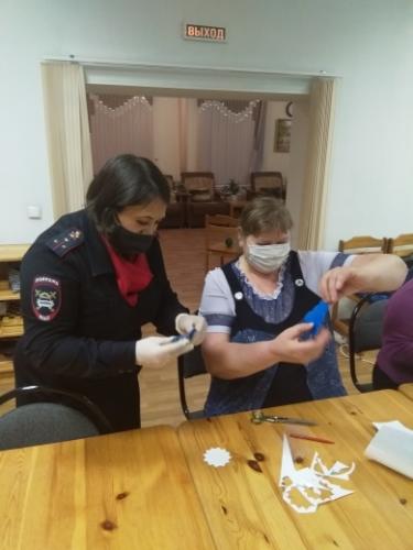Госавтоинспекторы Мурманска провели для пожилых граждан мастер-класс по изготовлению световозвращателей