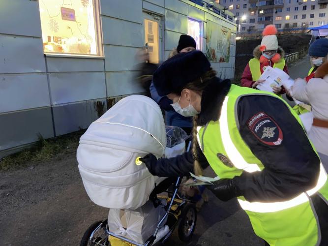 В ЗАТО Александровск сотрудники ГИБДД провели акцию к Всемирному дню ребенка