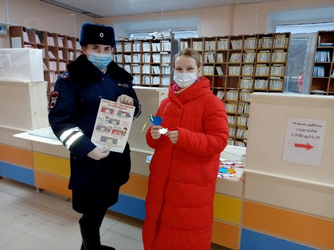 Шарьинские автоинспекторы напомнили дорожные правила взрослым и юным посетителям детской поликлиники