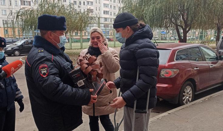 На Орловщине во Всемирный День ребенка сотрудники Отдела ГИБДД городского УМВД навестили юного жителя областного центра, пострадавшего в серьезном ДТП