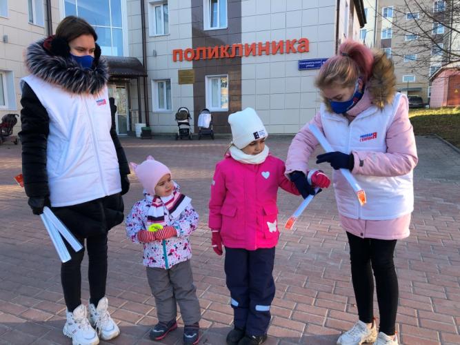 В Московской области автоинспекторы проводят тематические акции на парковках детских поликлиник