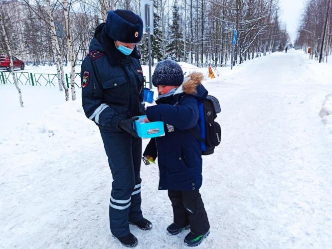 Во Всемирный день ребенка в городе Муравленко автоинспекторы провели профилактические мероприятия