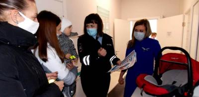 Белгородские автоинспекторы провели мастер-класс по безопасной перевозке детей-пассажиров в детских поликлиниках