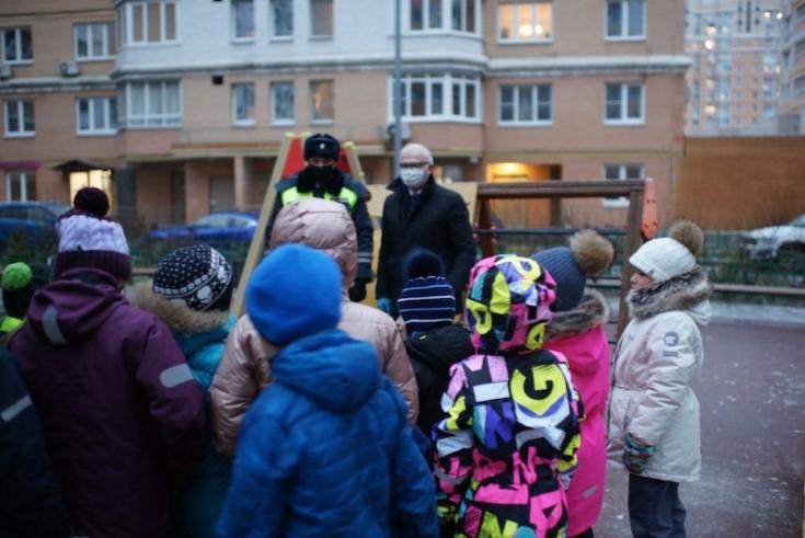 Юным бирюлевцам напомнили о соблюдении ПДД и подарили памятки о безопасном поведении на дороге