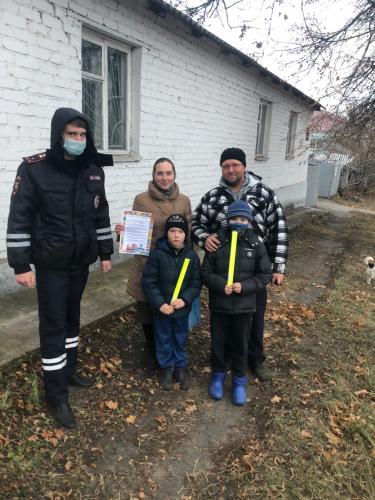 В Малоархангельском районе полицейские напомнили юным жителям города о ПДД и раздали им фликеры