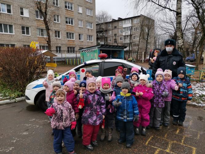 Тверские автоинспекторы провели мероприятие «Азбука безопасности» для малышей из детского сада