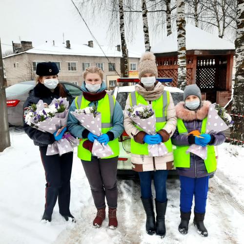 В городе Красный Холм состоялась акция "Мама, тебя ждут дома!", посвященная Дню матери