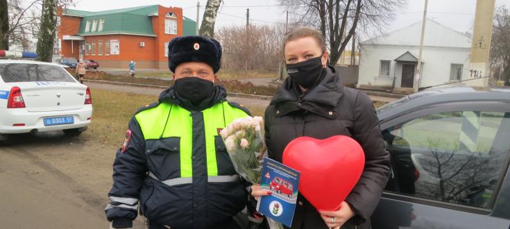 В Орловской области в преддверии Дня матери сотрудники Госавтоинспекции дарили мамам-водителям розы