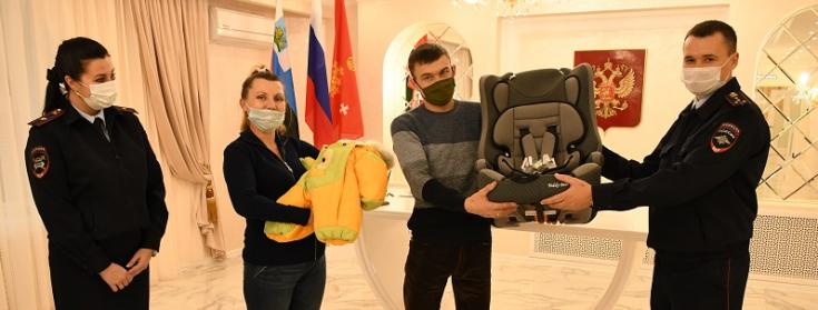 Белгородские автоинспекторы вручили многодетной семье автокресло в преддверии Дня матери