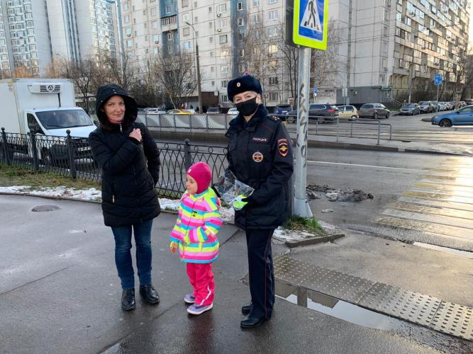 На северо-западе столицы Госавтоинспекторы напомнили юным пешеходам о безопасности на дороге