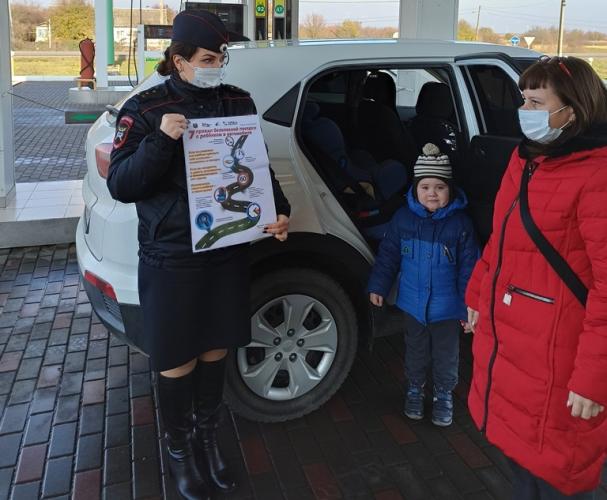 В Адыгее на автозаправках водителям рассказали о важности применения детских удерживающих устройств