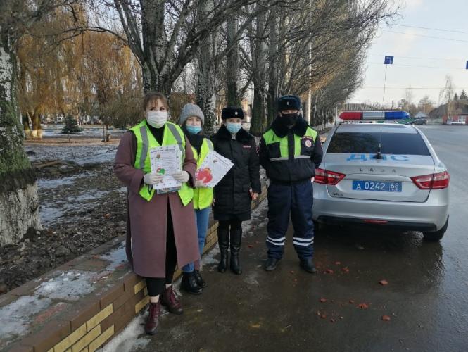 Инспекторы Серовской ГИБДД и«Родительский патруль» поздравили мам с праздником