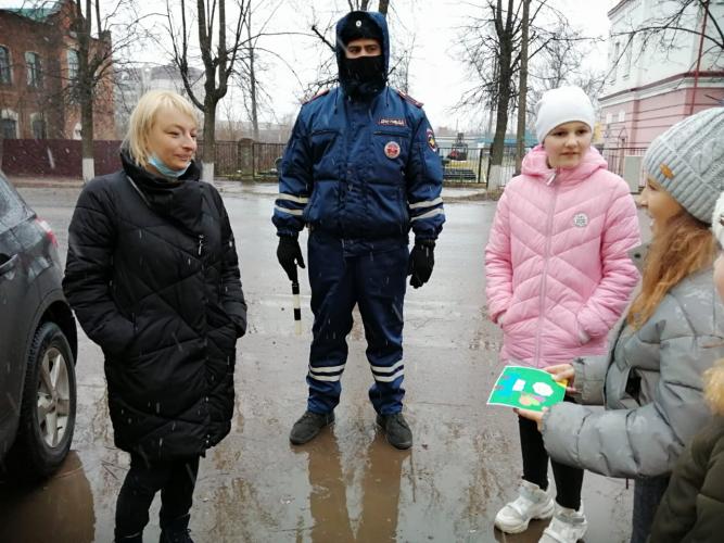 Лабытнангские автоинспекторы поздравили женщин с Днем матери