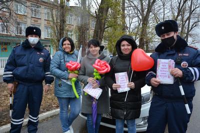 Ставропольские мамы получили поздравления от автоинспекторов в День матери