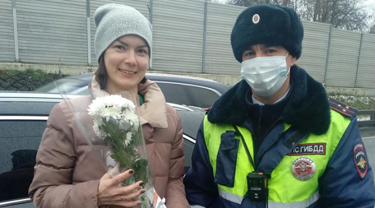 Автоинспекторы в Пушкинском округе поздравили автолюбительниц с наступающим Днем матери