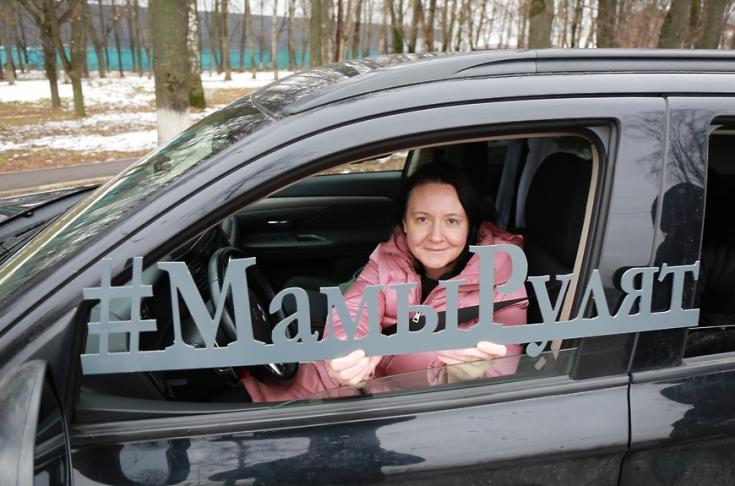 Сотрудники ГИБДД Подольска поздравили мам округа с праздником