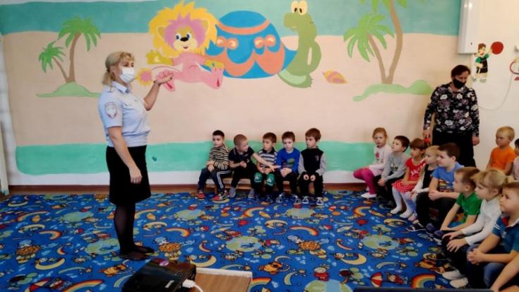 Сотрудники ГИБДД Чесменского района рассказали дошкольникам о безопасности на дороге, а коллеги из Копейска провели акцию «Засветись»