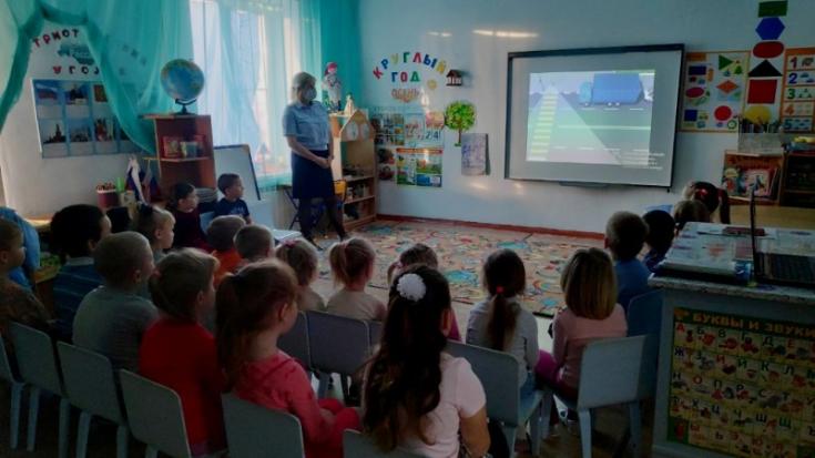В Чесме сотрудники Госавтоинспекции провели урок безопасности в детском саду.
