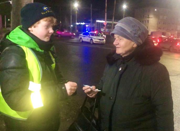 Новгородские ЮИДовцы провели экспресс-инструктажи для участников дорожного движения