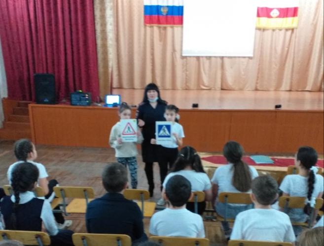 В столичных школах Северной Осетии автоинспекторы провели Единый урок безопасности по ПДД