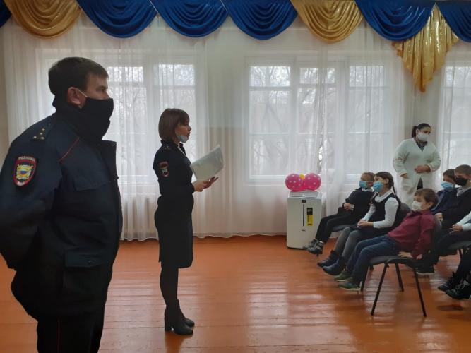 Автоинспекторы Моздокского района проводят беседы в школах о ПДД