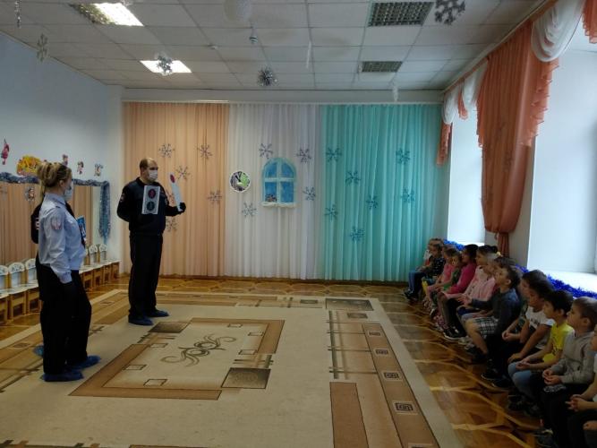 В Твери полицейские провели урок безопасности «Грамотный пешеход» для воспитанников детского сада