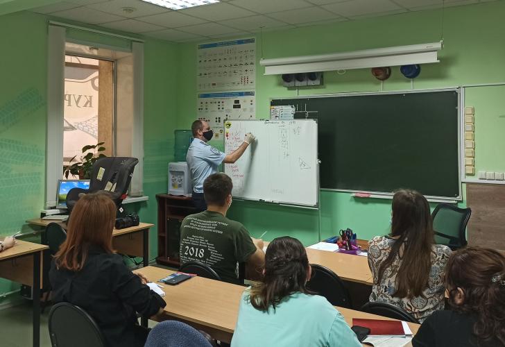 Кировские автоинспекторы объясняют курсантам автошкол основы безопасного поведения в непогоду