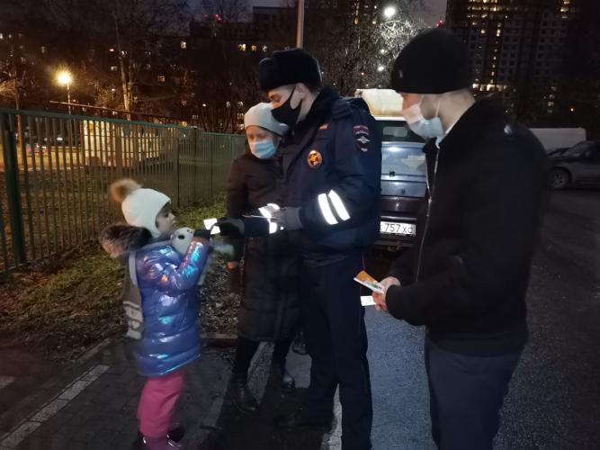 На северо-востоке Москвы госавтоинспекторы помогли маленьким пешеходам стать заметнее