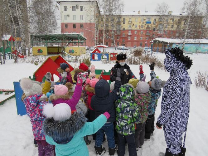В Междуреченске инспекторы ГИБДД рассказали дошкольникам о дорожной безопасности