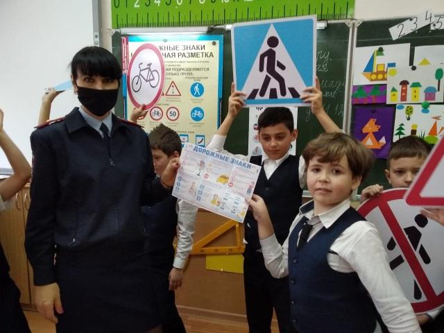 Госавтоинспекторы проводят беседы по правилам дорожной безопасности с кубанскими школьниками