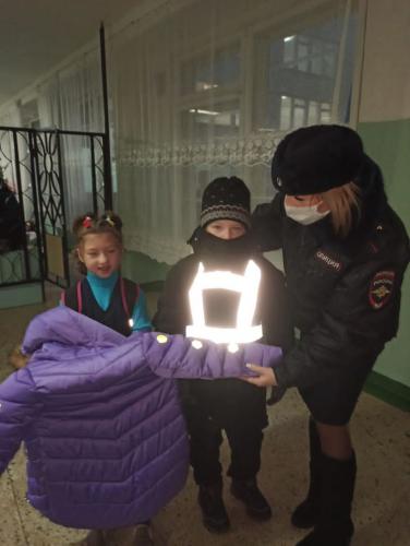В областном центре сотрудники ГИБДД проводят акцию «Самая заметная школа»