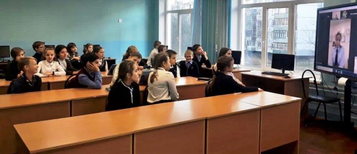 На онлайн-уроках новгородские школьники изучили технику грамотного поведения на дорогах в зимний период